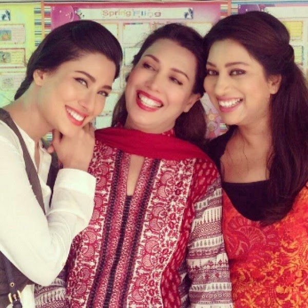 Afsheen-Hayat-and-Mehwish-Hayat-with-her-Mother