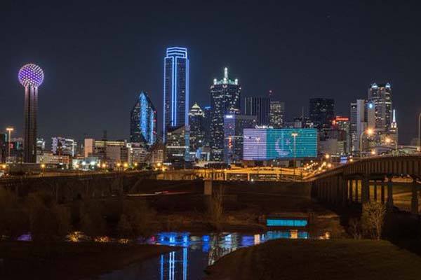 Omni Dallas Hotel In US Displays Pakistan Flag In Solidarity With Lahore Blast Victims