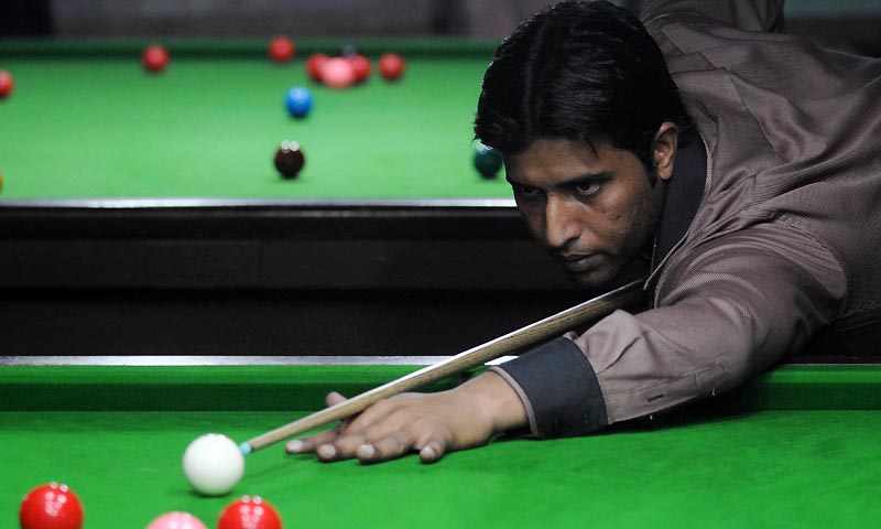 In this photograph taken on September 13, 2024 Pakistani snooker player Mohammad Asif plays at a snooker club in Faisalabad.  &mdash; Photo by AFP